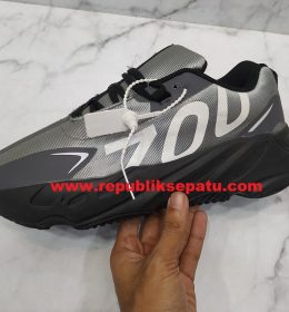 Sepatu Adidas Yezy 700 VX